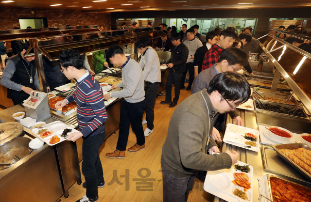 서울 성수동 이마트 본사 구내식당에서 직원들이 점심시간 길게 줄을 서고 있다. 앞으로는 노동자가 점심시간에 구내식당이 아닌 회사 근처의 식당을 오가다가 다치더라도 산업재해로 인정받게 된다./사진제공=신세계그룹