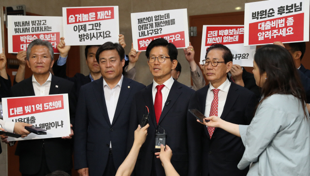 자유한국당 김문수 서울시장 후보가 10일 오전 국회 정론관에서 대국민호소 기자회견을 한 뒤 기자들의 질문에 답하고 있다./연합뉴스