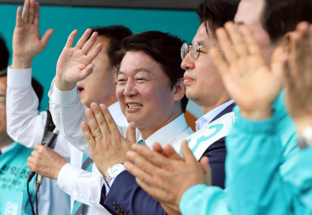 바른미래당 안철수 서울시장 후보가 10일 서울 잠실새내역 사거리에서 열린 합동유세에 참석하고 있다./연합뉴스