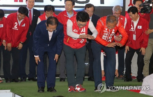 9일 부산 유세중 유권자들에 절을 하고 있는 홍준표 자유한국당 대표와 출마자들 (사진=연합뉴스)