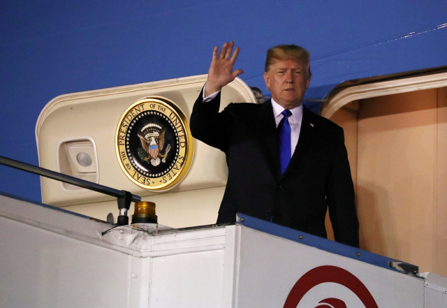 싱가포르 파야 레바르 공군기지에 도착한 도널드 트럼프 미국 대통령이 10일(현지시간) 자신의 전용기 에어포스 원에서 내리며 손을 흔들고 있다. /싱가포르=AP연합뉴스