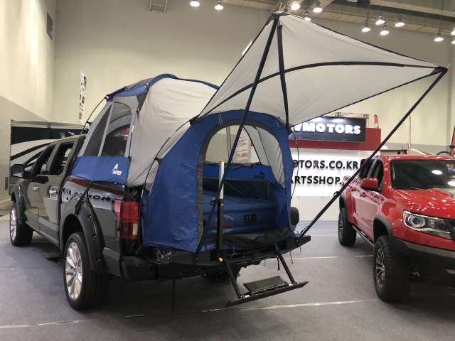 부산 해운대구 벡스코에서 7일 프레스데이를 시작으로 열린 ‘2018 부산국제모터쇼’에 캠핑 텐트를 설치한  미국 대형 픽업트럭 ‘램1500’이 전시돼있다./사진=구경우 기자