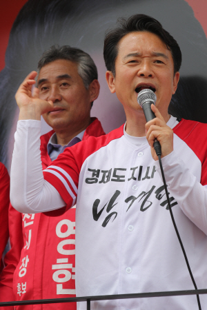 남경필 자유한국당 경기도지사 후보가 6·13 지방선거를 앞둔 마지막 휴일인 10일 경기도 포천시 군내면에서 지지를 호소하고 있다. /포천=연합뉴스