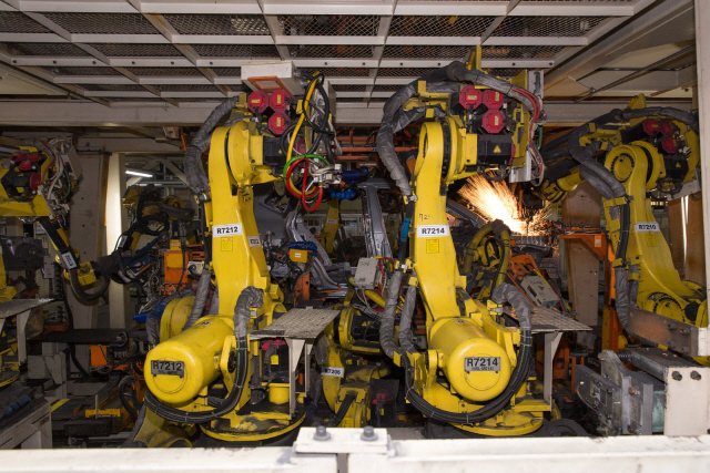 르노삼성자동차 부산공장의 인공지능형 다차종용접로봇들이 8일 차체를 용접하고 있다. /사진제공=르노삼성차