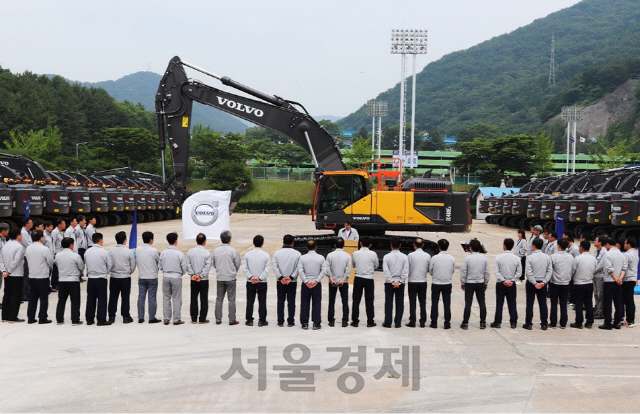 경남 창원시 볼보건설기계코리아 창원공장에서 최종원 볼보건설기계코리아 공장장이 20만번째로 생산된 굴삭기 앞에서 임직원들에게 감사를 표하고 있다./사진제공=볼보건설기계코라이