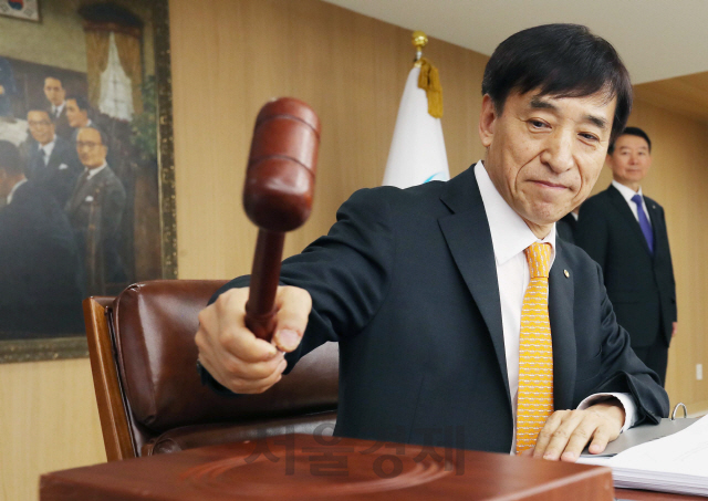 지난달 24일 이주열 한국은행 총재가 서울 태평로 한국은행 본점에서 열린 5월 금융통화위원회를 주재하고 있다./권욱기자