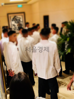 지난 9일 밤 싱가포르에 먼저 도착한 북한 경호요원들이 호텔 내부에서 이동하고 있다./싱가포르=정영현기자