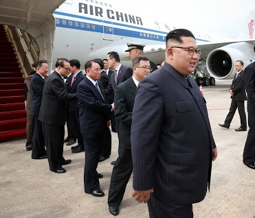 북미 정상회담을 이틀 앞둔 10일 오후 김정은(오른쪽) 북한 국무위원장이 싱가포르 창이공항에 도착해 전용기에서 내리고 있다. /연합뉴스