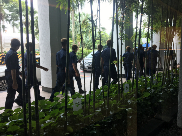 10일 오후 싱가포르 샹그릴라호텔 정문 앞에서 무장 경찰들이 순찰을 하고 있다. 샹그릴라호텔은 북미 정상회담을 위해 싱가포르를 방문하는 도널드 트럼프 미국 대통령의 숙소다. /싱가포르=정영현기자