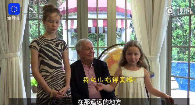 짐 로저스 회장이 중국 방송에 출연해 두 딸의 유창한 중국어 실력을 보여줬다.  /사진=웨이보