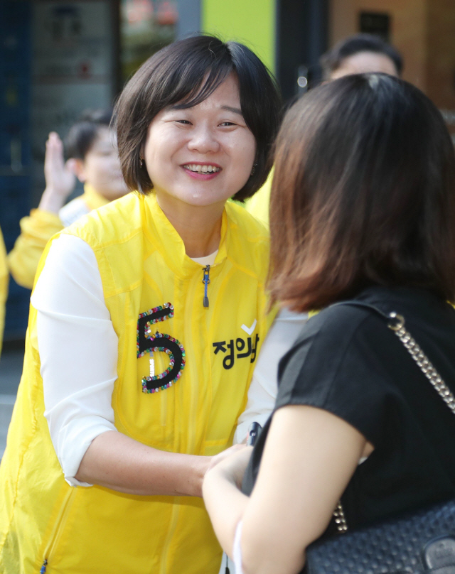 정의당 이정미 대표가 11일 오전 서울 여의도역 사거리에서 출근하는 시민들에게 지지를 호소하고 있다. /연합뉴스