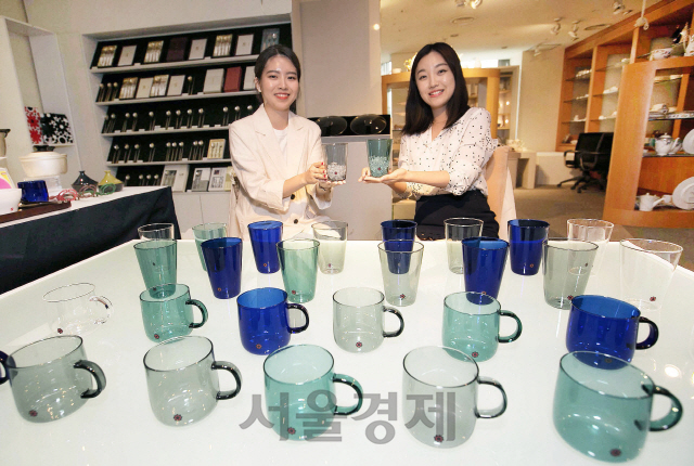 한국도자기리빙(대표 김영목)이 11일 서울 신설동 전시장에서 여름철에 알맞은 유리잔 엘글라스(L-Glass)를 선보이고 있다. 엘글라스는 기존의 무겁고 불편한 유리잔의 단점을 개선한 제품으로 가벼우며 내열 강화된 소재로 높은 온도에서 잘 견뎌 사계절 내내 유용하게 사용할 수 있다.  한국도자기리빙은 6월 한달 동안 자사 온라인 쇼핑 플랫폼 ‘라이프모드’에서 리빙한국 브랜드 전 제품 20% 할인, 20% 적립 기획 세일전을 진행한다. 한국도자기리빙은 지난 7일 한국경영학회 선정 고객 생활가치 경영부문 ‘경영대상’을 수상했는데 한국도자기리빙 마케팅팀은 이를 계기로 앞으로도 고객의 생활에 꼭 필요한 가치를 전달하고 많은 분들이 경험했으면 좋겠다며 이번 프로모션을 기획하게 된 배경을 전했다./사진제공=한국도자기
