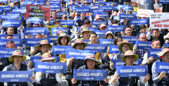 지난 5일 오전 서울 세종로공원 앞에서 최저임금법 개악 폐기를 위한 한국노총 결의대회가 열렸다. 참석자들이 최저임금 개악 폐기를 촉구하는 구호를 외치고 있다./출처=서울경제DB