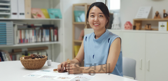 유혜림 디자인플레이하우스 대표가 서울 은평구에 위치한 사무실에서 이응이를 소개하고 있다. /사진제공=디자인플레이하우스
