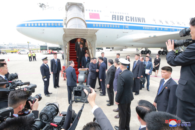 10일 싱가포르에 도착한 북한 김정은 위원장이 영접인사들과 악수를 나누고 있다./출처=연합뉴스