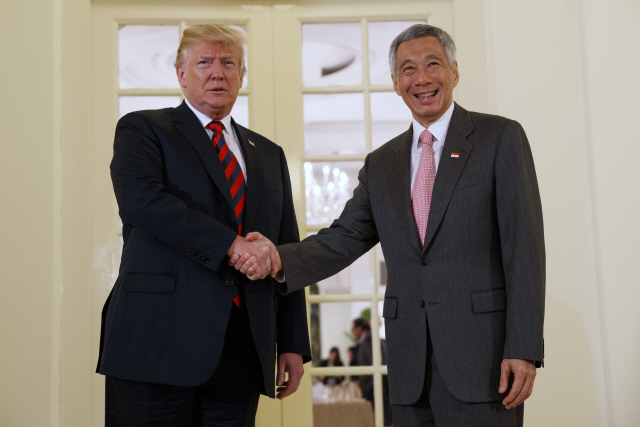 도널드 트럼프(왼쪽) 미국 대통령과 리셴룽 싱가포르 총리 /싱가포르=AP연합뉴스