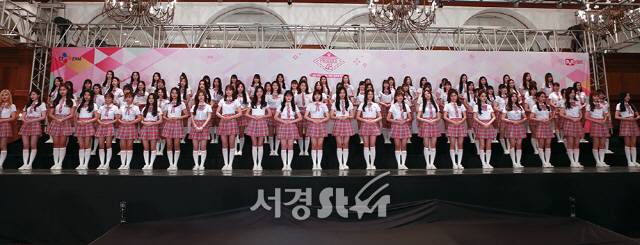 11일 오후 서울 강남구 임피리얼 팰리스 서울 호텔에서 열린 Mnet ‘프로듀스48’ 제작발표회에 참석한 96명의 연습생들이 포토타임을 갖고 있다.