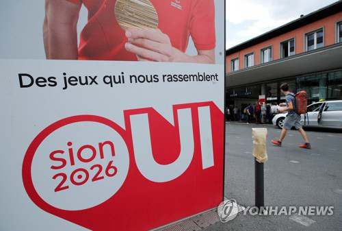 10일(현지시간) 2026년 동계올림픽 유치 찬반 주민투표를 하는 스위스 시옹에 찬성을 호소하는 포스터가 걸려 있다. /로이터연합뉴스
