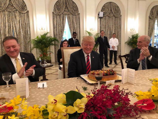 11일 싱가포르로부터 생일 케이크를 받은 트럼프가 활짝 웃고 있다. /연합뉴스=비비안 발라크리쉬난 외무장관 페이스북 캡처