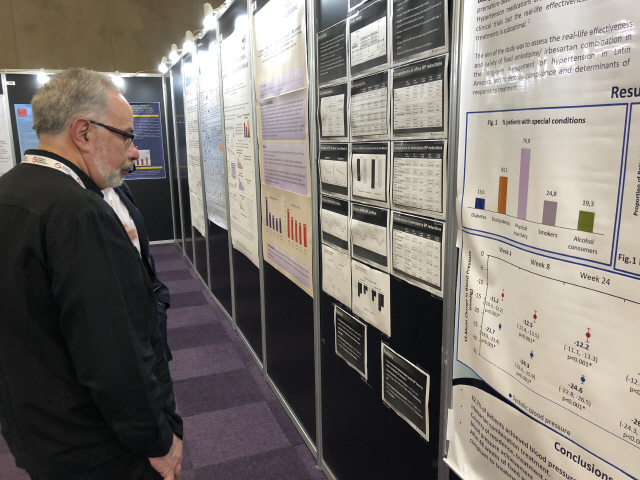 지난 8일부터 11일까지 스페인 바르셀로나에서 열린 유럽고혈압학회 참석자가 보령제약 카나브의 포스터 발표를 유심히 보고 있다. /제공=보령제약