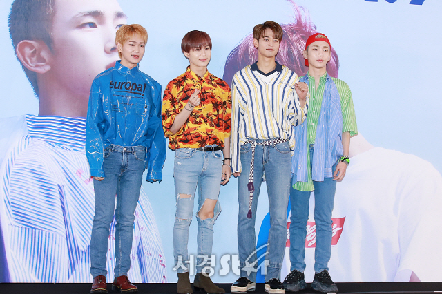 샤이니(SHINee) 멤버 온유, 태민, 민호, 키가 참석해 포토타임을 갖고 있다.