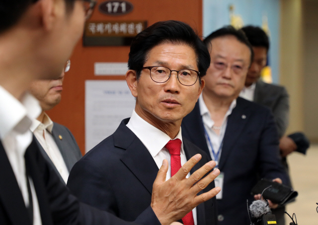 김문수 자유한국당 서울시장 후보가 11일 국회 정론관에서 박원순 더불어민주당 서울시장 후보 고발 기자회견을 마치고 기자들의 질문에 답하고 있다./연합뉴스