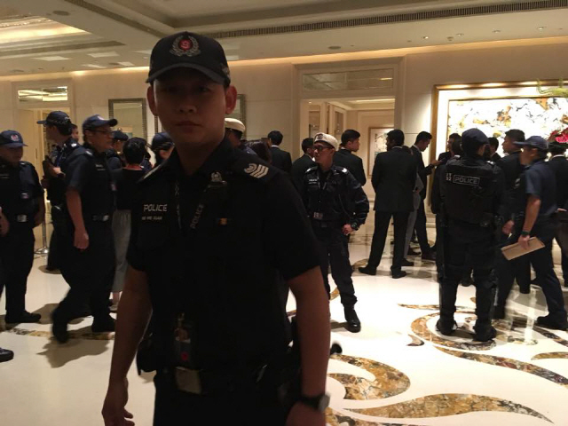 김정은 북한 국무우원장이 11일 오전 9시 3분 숙소인 세인트 레지스 호텔을 빠져나가기 전 호텔 로비에서 경호원이 취재진을 감시하고 있다. /싱가포르=박효정기자