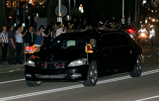 11일(현지시간) 김정은 북한 국무위원장을 태운 차량이 싱가포르 세인트리지스 호텔에서 출발하고 있다. /싱가포르=로이터연합뉴스