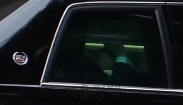 도널드 트럼프 미국 대통령이 12일(현지시간) 오전 8시 북미정상회담을 위해 숙소인 샹그릴라호텔을 출발하면서 차량 밖으로 손을 흔들고 있다./싱가포르=정영현기자