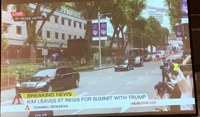 김정은 북한 국무위원장을 태운 전용차량이 12일 싱가포르 세인트 레지스 호텔에서 북미 정상회담 장소인 센토사 섬 카펠라 호텔로 이동하고 있다. /채널뉴스아시아 캡쳐