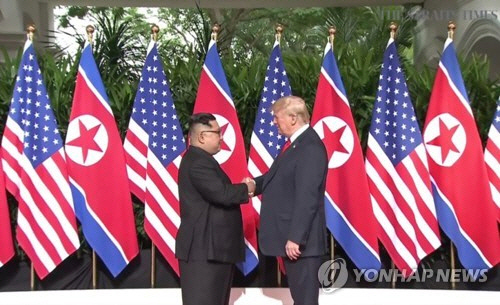 트럼프 미국 대통령과 김정은 북한 국무위원장이 악수를 나누고 있다./출처=연합뉴스