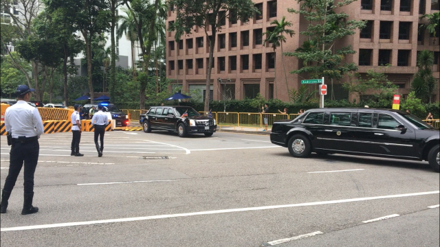 도널드 트럼프 미국 대통령의 차량이 12일 오전 8시(현지시간) 싱가포르 숙소인 샹그릴라호텔을 떠나 북미정상회담 장소인 센토사 섬 카펠라호텔로 향하고 있다./싱가포르=정영현기자