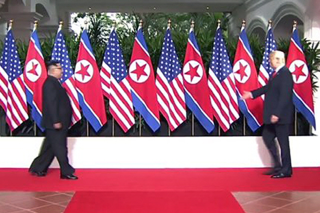 [북미정상회담]미국 트럼프 대통령과 북한 김정은 국무위원장이 12일 오전 싱가포르 센토사 섬 카펠라 호텔에서 역사적인 첫 악수를 위해 서로를 보며 걸어가고 있다./출처=연합뉴스