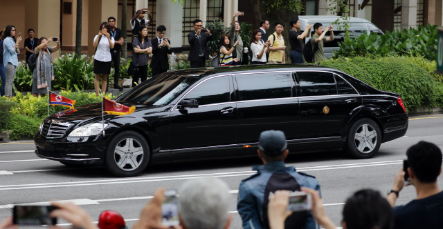 12일 오전 북미정상회담을 위해 김정은 북한 국무위원장을 태운 차량이 싱가포르 세인트 리지스 호텔을 나서 센토사 카펠라 호텔로 향하고 있다. /연합뉴스