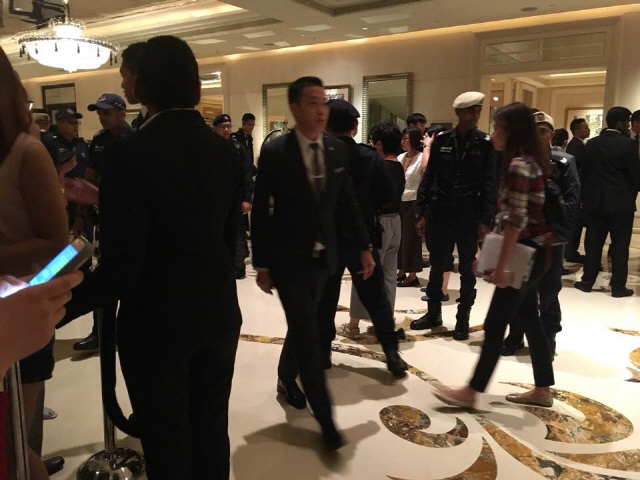 김정은 북한 국무위원장이 11일 밤 숙소인 싱가포르 세인트레지스 호텔을 나오기에 앞서 관계자들이 보안을 위해 분주히 움직이고 있다. /싱가포르=박효정기자