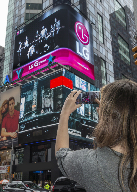 미국 뉴욕 타임스스퀘어에 방탄소년단의 데뷔 5주년을 축하하는 LG전자의 영상이 펼쳐지고 있다. /사진제공=LG전자