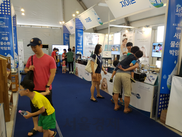 지난해 7월 열린 물순환박람회에서 시민들이 물 관련 제품들을 보고 있다. /사진제공=서울시