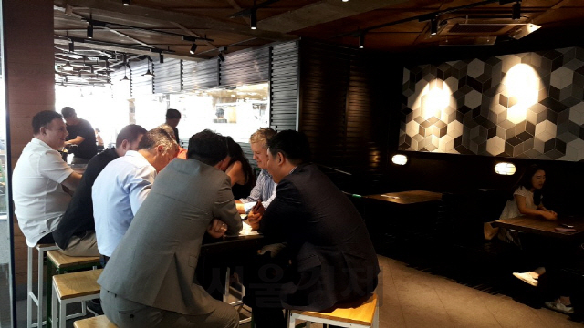 북미정상회담이 열린 12일 서울 강남구 쉐이크쉑버거 식당에 직장인들이 모여 점심을 먹고 있다./신다은기자