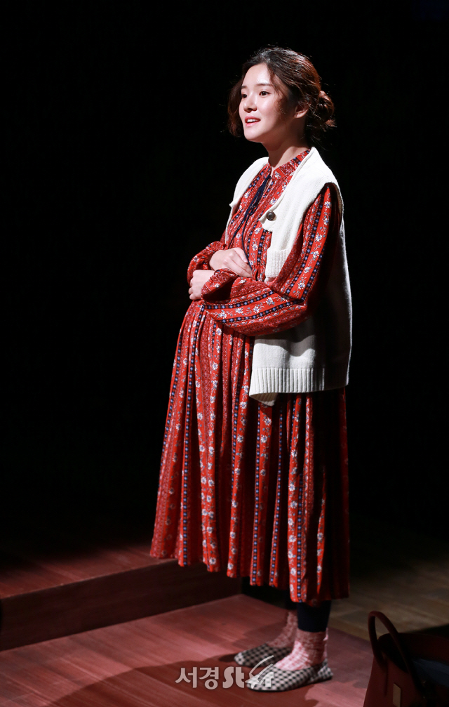 배우 박희정이 12일 오후 서울 종로구 두산아트센터 SPACE 111에서 열린 연극 ‘애도하는 사람’ 프레스콜에 참석해 열연을 펼치고 있다.