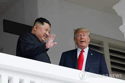 김정은 국무위원장과 트럼프 대통령이 카메라를 향해 활짝 웃고 있다./연합뉴스