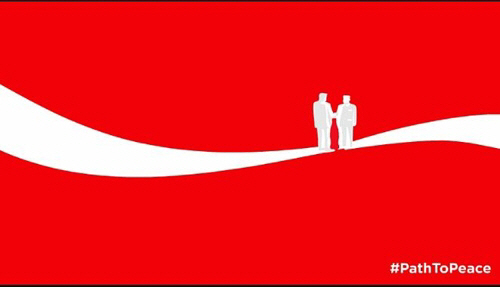 음료회사 코카콜라가 싱가포르 6.12북미정상회담을 기념해 한국어와 영어로 절반씩 표기된 로고의 캔 용기를 시판했다. 사진은 창이 공항에 걸린 코카콜라 애니메이션 광고/연합뉴스