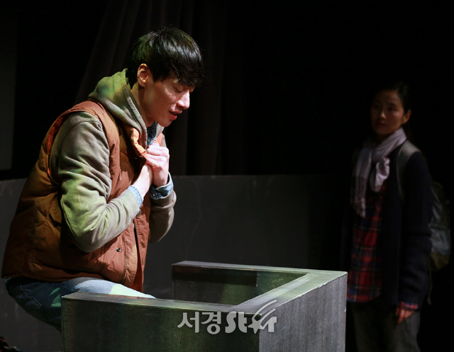 배우 김동원, 김소진이 12일 오후 서울 종로구 두산아트센터 SPACE 111에서 열린 연극 ‘애도하는 사람’ 프레스콜에 참석해 열연을 펼치고 있다.