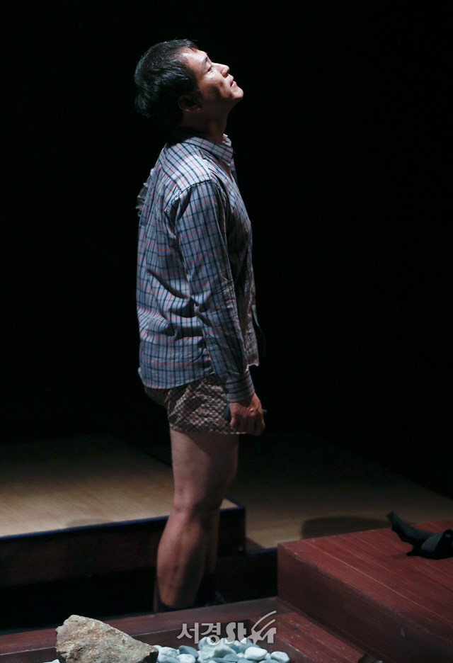 배우 김승언이 12일 오후 서울 종로구 두산아트센터 SPACE 111에서 열린 연극 ‘애도하는 사람’ 프레스콜에 참석해 열연을 펼치고 있다.