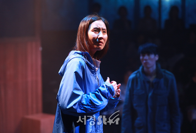 배우 김소진, 김동원이 12일 오후 서울 종로구 두산아트센터 SPACE 111에서 열린 연극 ‘애도하는 사람’ 프레스콜에 참석해 열연을 펼치고 있다.