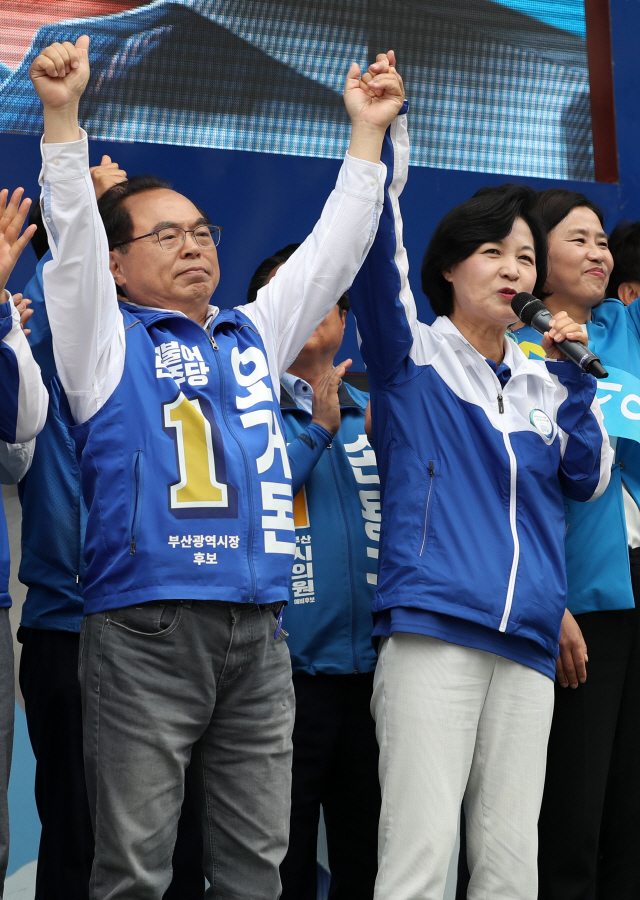 더불어민주당 추미애 대표가 12일 오전 부산 부산진구 서면교차로에서 오거돈 부산시장 후보의 지지를 호소하고 있다./출처=연합뉴스