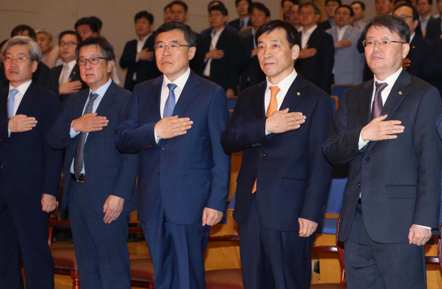 이주열 한국은행 총재(오른쪽 두번째)가 12일 서울 중구 부영태평빌딩에서 열린 한은 창립 68주년 기념식에서 국기에 대한 경례를 하고 있다./권욱기자