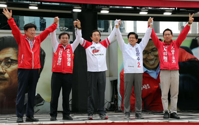 김성태(가운데) 자유한국당 원내대표가 12일 서울 강남역 앞에서 김문수 서울시장 후보를 포함한 한국당 소속 후보들에 대한 지지를 호소하고 있다. /연합뉴스