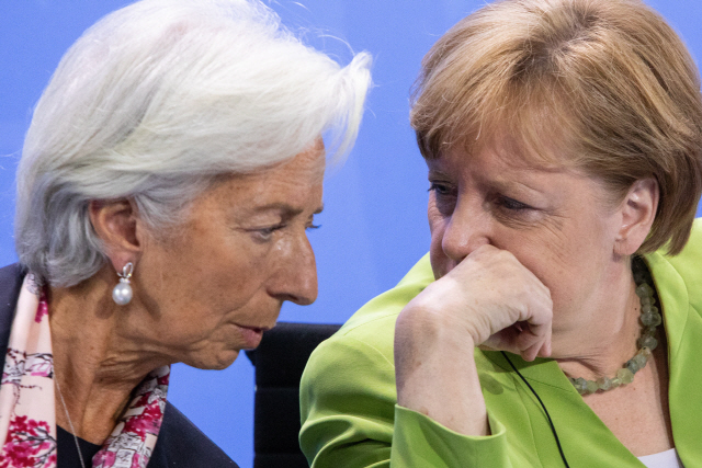 크리스틴 라가르드 국제통화기금(IMF) 총재가 11일(현지시간) 독일 베를린에서 앙겔라 메르켈 독일 총리와 긴밀히 이야기하고 있다. /베를린=EPA연합뉴스