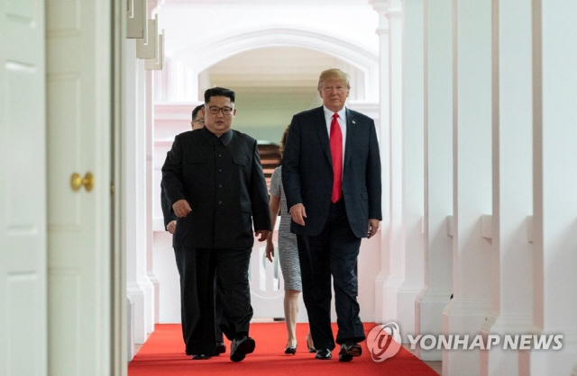 “비핵화 할 거냐”…김정은 위원장, 단독회담 후 비핵화 질문에 ‘묵묵부답’ 일관