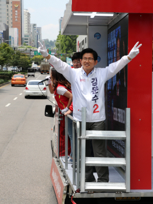 김문수 자유한국당 서울시장 후보가 투표를 하루 앞둔 12일 서울 강남구 일대에서 차량유세를 하고 있다. /연합뉴스